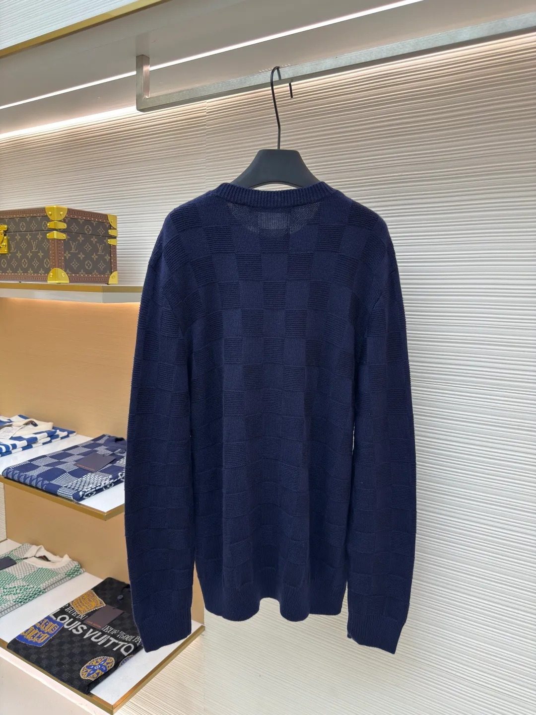 LOUIS VUITTON wool beaded pullover ●Authentic product: 10999 purchase and development ●Item number: 1680422-B90 ●Fabric: wool fabric ●Technology: knitted production ●Version: Loose fit ●Weight: about 660 grams ●Size: XS-S-M-L ●Description: The fabric is made of 100% exclusive wool fabric to ensure its rich texture and excellent performance. Made with imported computer cutting technology, the workmanship quality is immediately reflected. The overall wiring is straight and delicate, the fabric is comfortable and soft, and the color is consistent without color difference. It can be matched with the same style to create a fashionable look and control various occasions. Customized accessories, complete with three standards, same style for men and women!